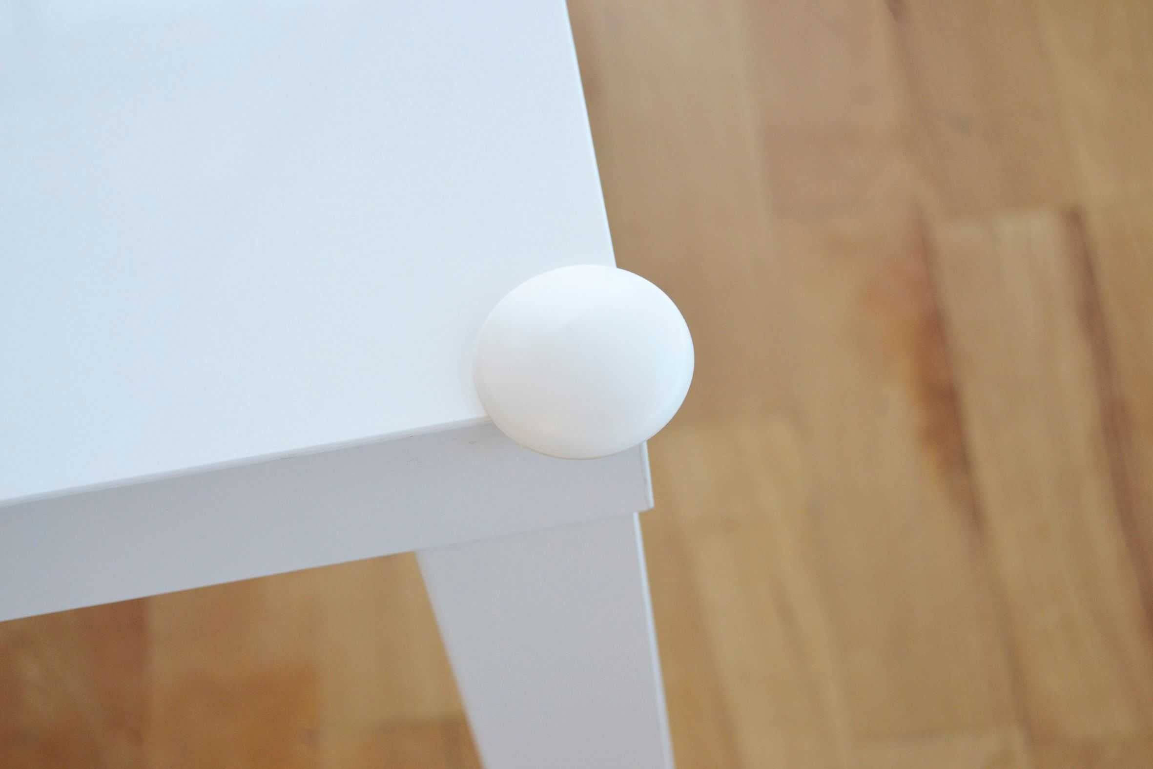 BabyDan Corner Bumper has a white ping pong ball showcasing corner bumper features