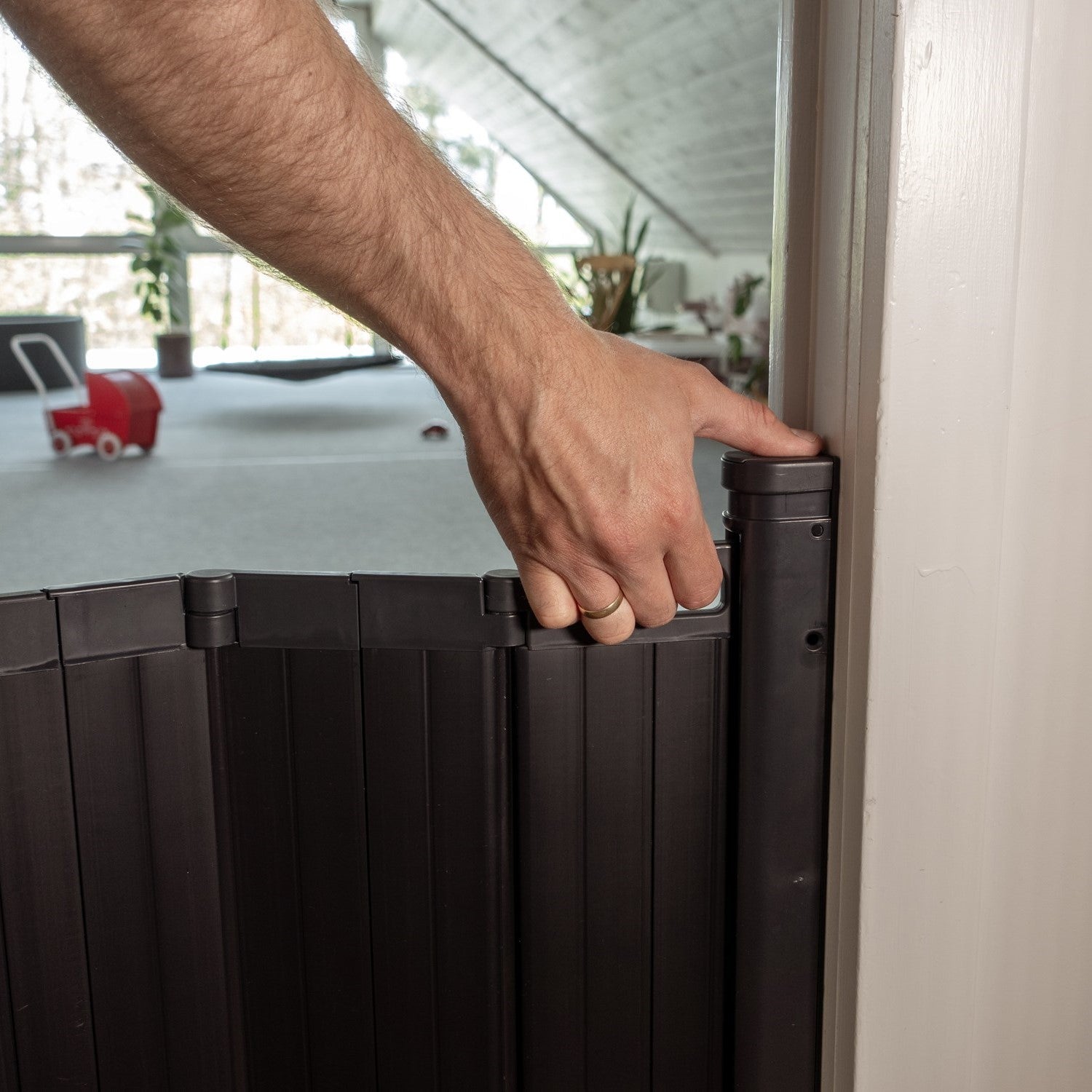 Brown expandable safety gate BabyDan Guard Me Gate Black, perfect retractable baby gate