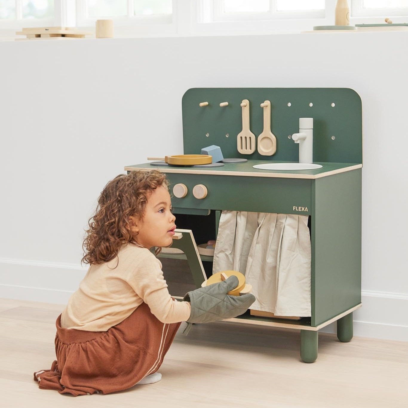 Green wooden toy kitchen from Flexa Kitchen, perfect for kids’ playtime adventures
