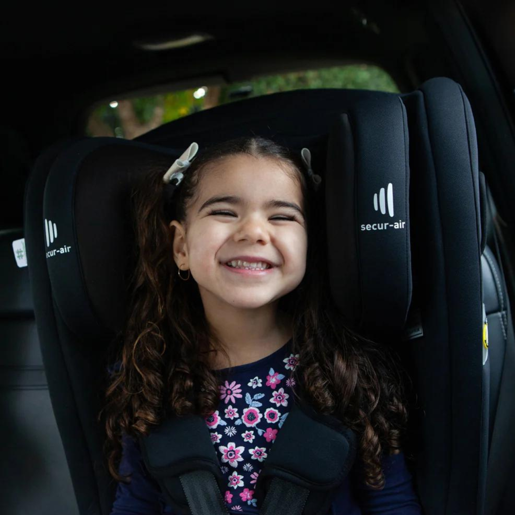 Black car seat with head support for large 8-year-olds in Infasecure Achieve More Dusk