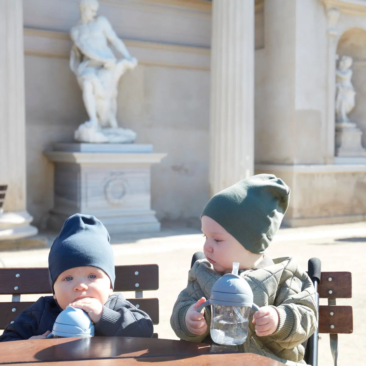 Two babies with beanies holding Mininor Straw Bottle Toshi Baby bottle Tritan 220ml Rose