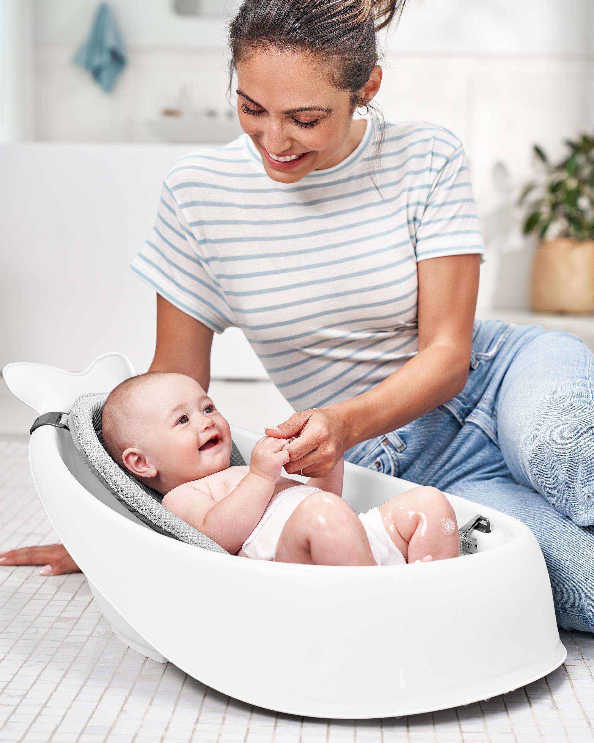 Baby in white tub with gray mesh in Toshi Baby Mobu Smart Sling Stage Tub