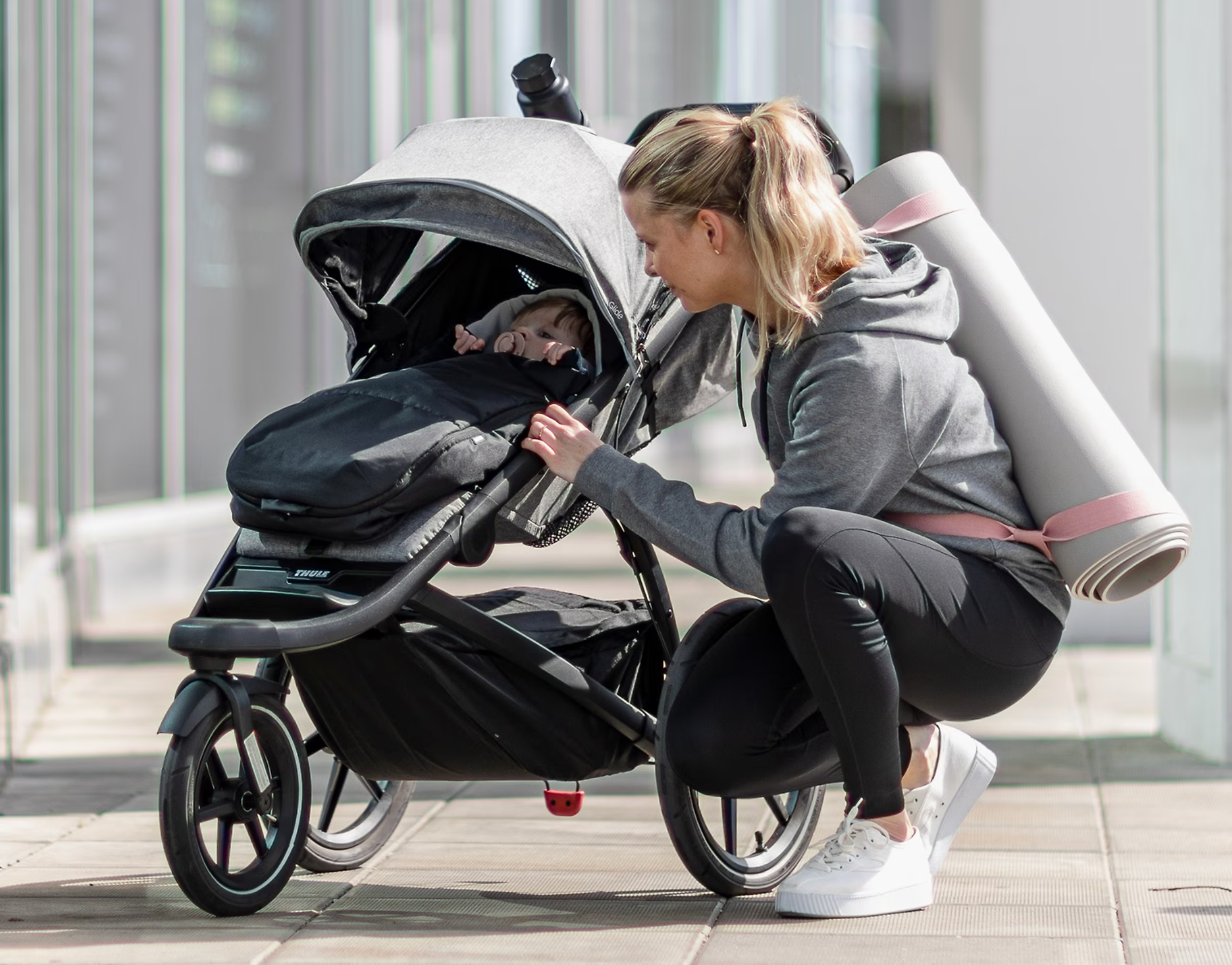Thule Newborn Nest baby stroller with adjustable canopy perfect with Toshi Baby Romper