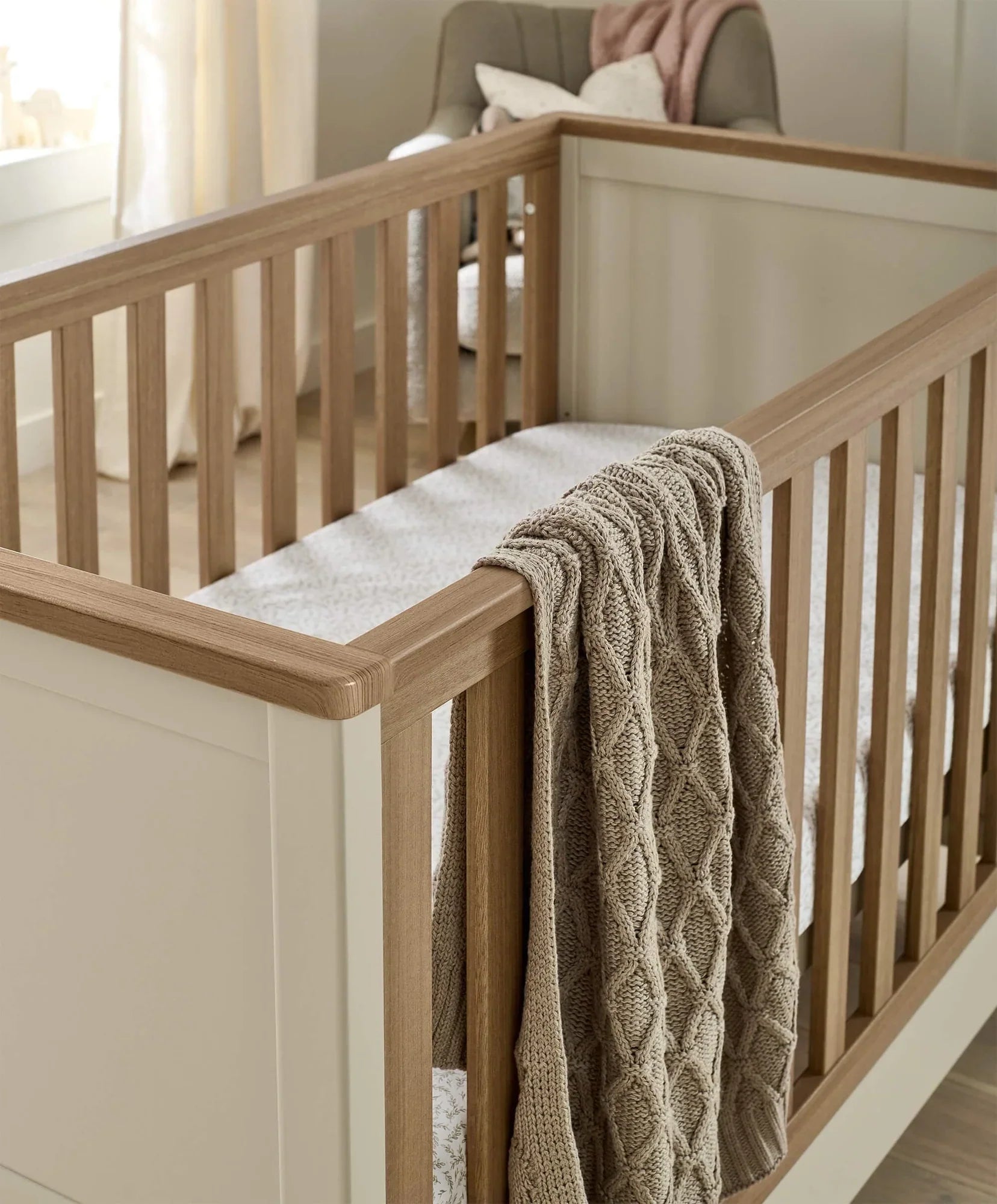 Wooden Mamas & Papas Harwell Cotbed with adjustable cot base and cozy knitted blanket