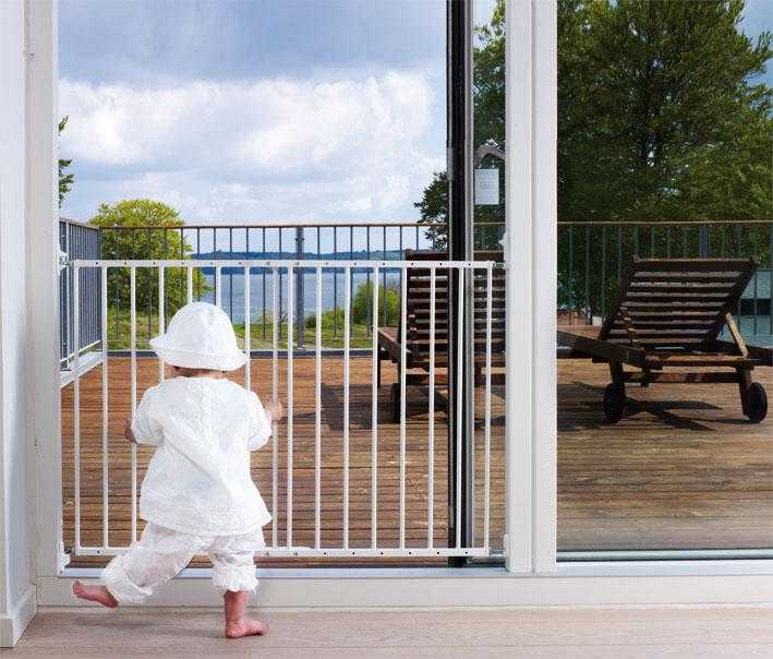 White safety gate from BabyDan Multidan Metal White, perfect for keeping kids safe