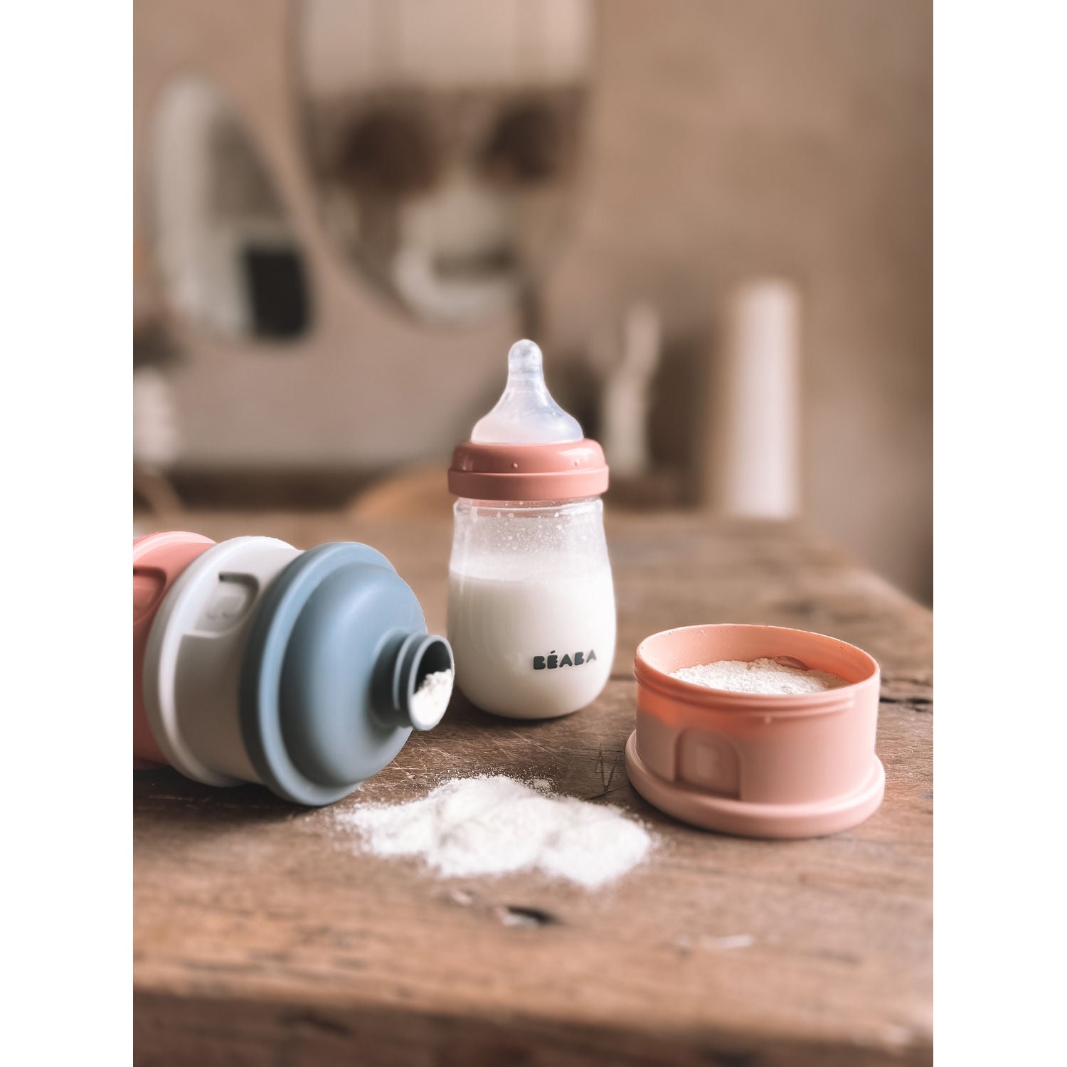 Baby formula dispenser and bottle from Beaba, perfect for bare mum postpartum care